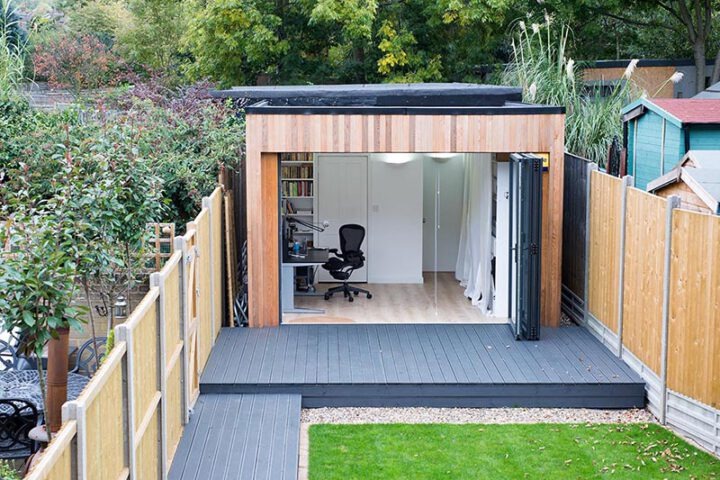 Een geïsoleerd prefab tuinkantoor op maat geproduceerd.